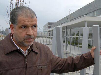 Redouane Hakim, el padre de la niña musulmana de Arteixo sancionada en el colegio por llevar velo, delante del centro escolar.