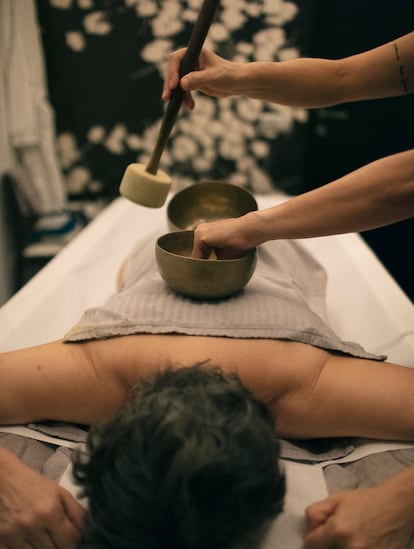 Tratamiento psammo en el Sha Wellness Clinic, con arena de cuarzo y cuencos tibetanos.