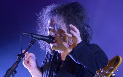 El vocalista Robert Smith de The Cure. 