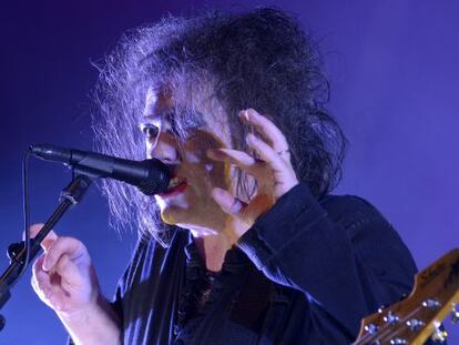 El vocalista Robert Smith de The Cure. 