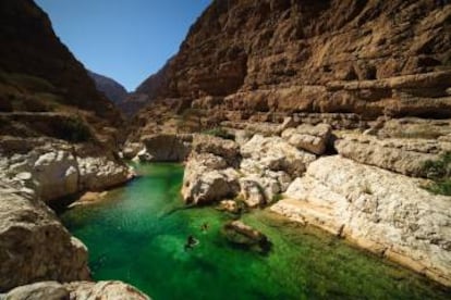 Turistas en el uadi Shab, en el desierto de Omán.