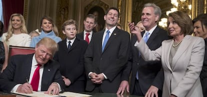 Donald Trump, rodeado de su familia y miembros de su gabinete, ayer en el Capitolio.