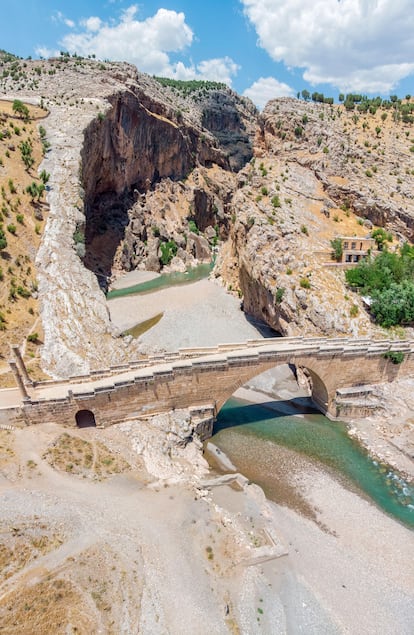 El puente de Cendere en el parque nacional de Nemrut.