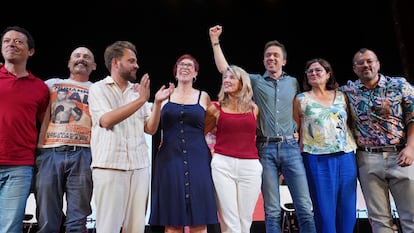 Yolanda Díaz y el portavoz parlamentario de Sumar, Íñigo Errejón, con los candidatos de Compromís e IU en un acto de campaña en Valencia.