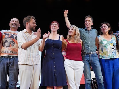 Yolanda Díaz y el portavoz parlamentario de Sumar, Íñigo Errejón, con los candidatos de Compromís e IU en un acto de campaña en Valencia.