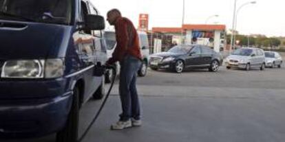 El litro de la gasolina de 95 y del gasóleo se han abaratado por segunda semana consecutiva un 1,1 % y un 0,62 % respectivamente en la última semana. EFE/Archivo