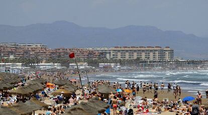 Playa de la Malvarrosa, en la Comunidad Valenciana, el pasado viernes. Valencia es una de las cuatro autonomías que no ha alcanzado el nivel de PIB previo a la crisis.