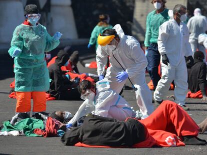 Llegada de un cayuco con 57 personas al Puerto de la Restinga, en El Hierro, el pasado 25 de febrero.