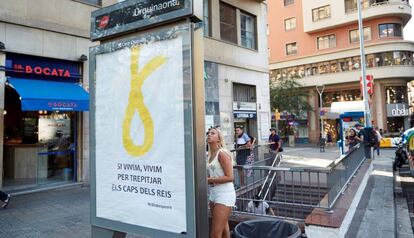 L'anunci en una marquesina del centre de Barcelona.