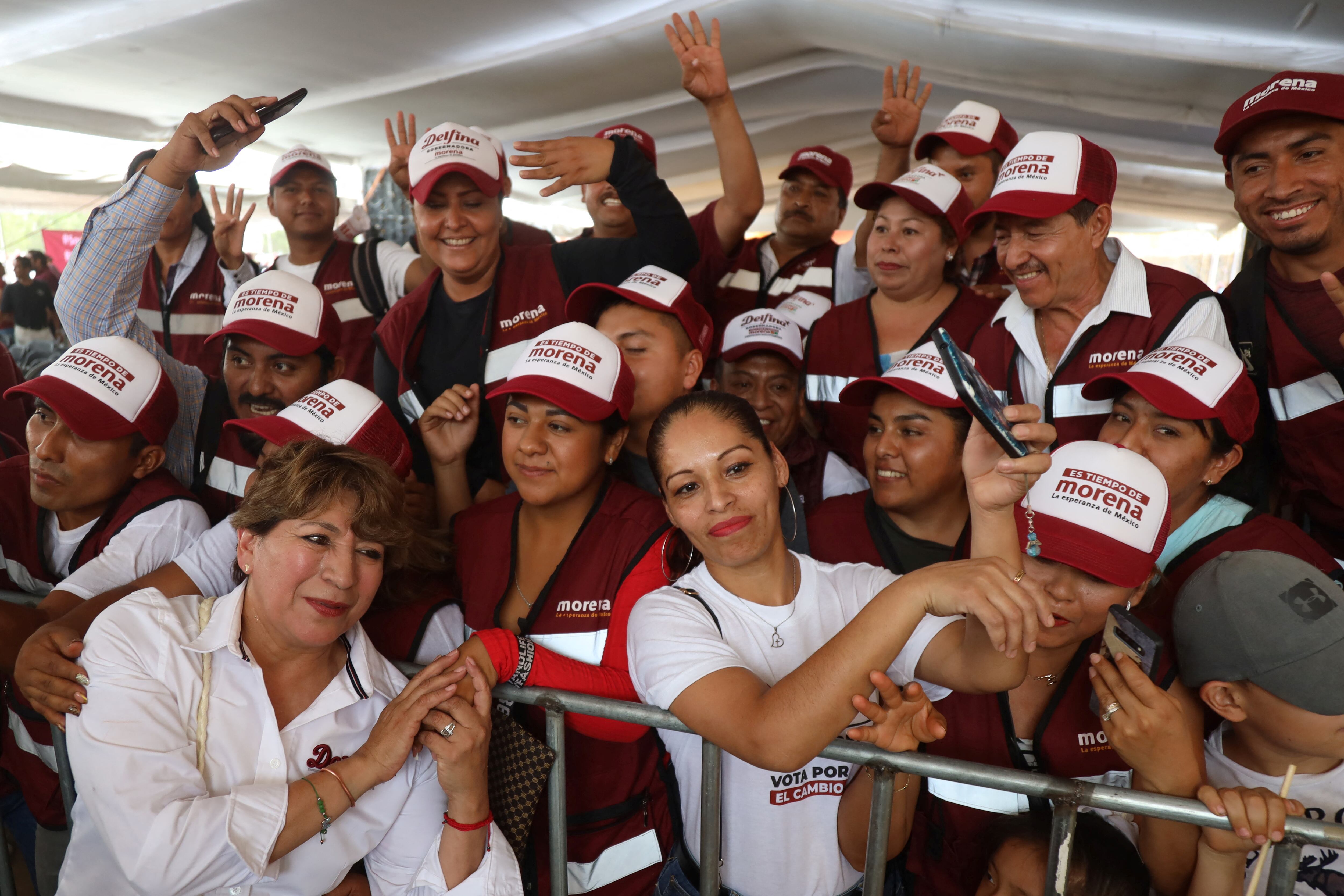 Delfina Gómez junto a algunos seguidores en Tlatlaya (Estado de México), el 20 de mayo.