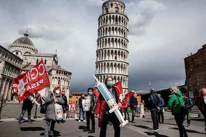 Un grupo de personas piden en Pisa (Italia) que se acelere la vacunación.