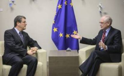 El director general de la Organización Mundial del Comercio (OMC), Roberto Azevêdo (i), conversa con el presidente del Consejo Europeo, Herman Van Rompuy, durante una reunión celebrada en la sede del Consejo Europeo, en Bruselas (Bélgica) hoy, miércoles 12 de febrero de 2014.