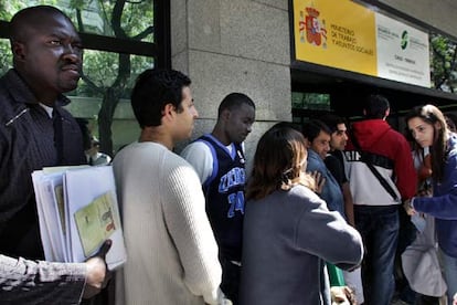 Cola de inmigrantes ante una oficina de la Seguridad Social en Valencia en el último día de regularización.