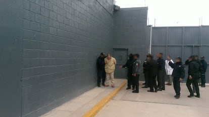 El narcotraficante mexicano Joaquín 'El Chapo' Guzmán es visto hoy, jueves 19 de enero de 2017, momentos antes de su salida del penal de Ciudad Juárez (México) para su extradición a los Estados Unidos, donde será presentado ante los tribunales de Nueva York.