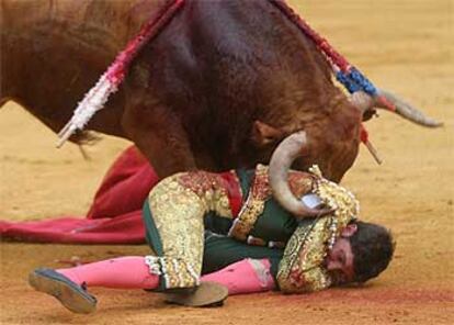 Sergio Aguilar, cogido en el primero de la tarde en Sevilla.