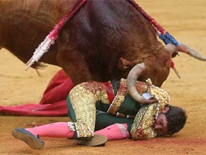 Sergio Aguilar, cogido en el primero de la tarde en Sevilla.