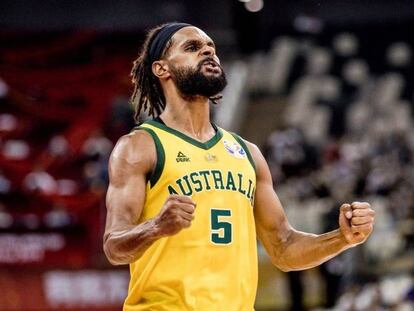 Patty Mills celebra la victoria de Australia sobre la República Checa y el pase a las semifinales.