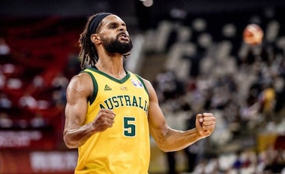 Patty Mills celebra la victoria de Australia sobre la República Checa y el pase a las semifinales.