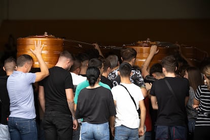 Llegada de los féretros a la capilla ardiente con los cuerpos de las cuatro personas fallecidas ayer domingo en un incendio en la localidad sevillana de Guillena.