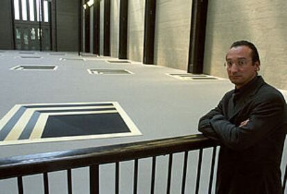 El artista Juan Muñoz, en la exposición de la Tate Gallery de Londres.