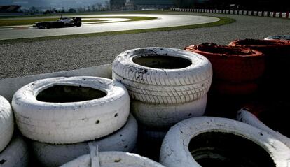 Pastor Maldonado con su monoplaza.