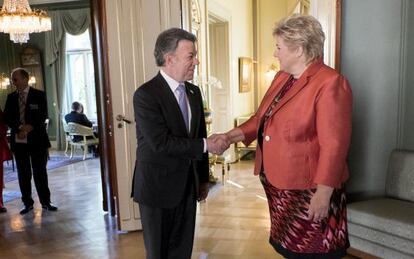 Santos saluda a la primera ministra noruega, Erna Solberg.