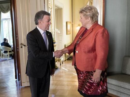 Santos saluda a la primera ministra noruega, Erna Solberg.