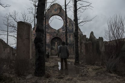 Hugh Glass (Leonardo DiCaprio) en el momento en el que sueña con una vieja iglesia demolida, en una escena de la película.