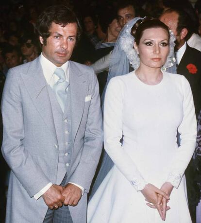 La cantante y el boxeador Pedro Carrasco, durante la multitudinaria boda religiosa celebrada en el Santuario de la Virgen de Regla de Chipiona, en Cádiz, en 1976. Antes, Rocío Jurado mantuvo una relación con el empresario valenciano Enrique García Vernetta.