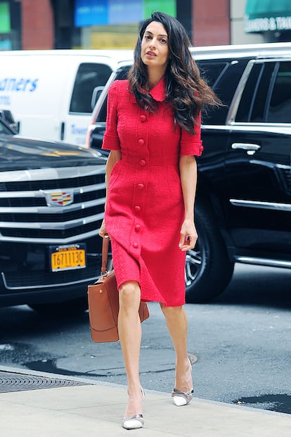 Impecable con un vestido rojo de tweed con botones grandes como protagonistas. Su look de belleza suele ser siempre el mismo: melena suelta y ligeramente ondulada, mirada enmarcada y labios rojizos.