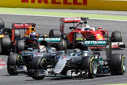 Los pilotos de Mercedes, el alemán Nico Rosberg (d) y el británico Lewis Hamilton (2d), encabezan la salida del Gran Premio de España.