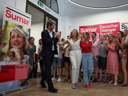 La líder de Sumar, Yolanda Díaz, junto a su hija Carmela y el portavoz del partido, Ernest Urtasun, a su llegada a la sede pasadas las once de la noche.