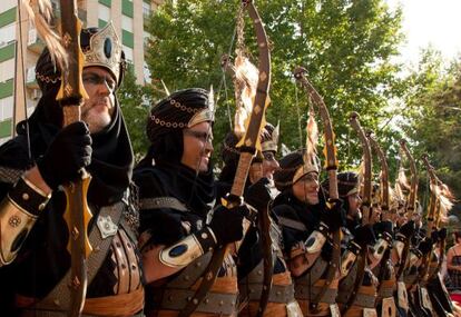 Participantes de los desfiles durante la fiesta de moros y cristianos de Villena.