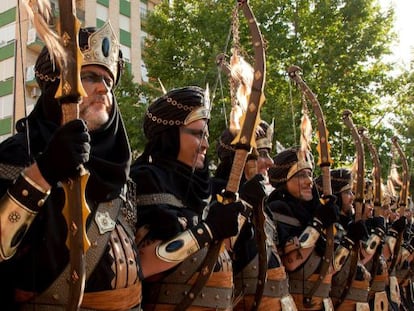 Participantes de los desfiles durante la fiesta de moros y cristianos de Villena.