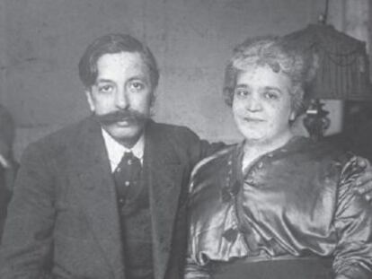 Granados grabando poco antes de regresar en marzo de 1916, con su mujer Amparo en su última foto