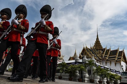 La guardia real marcha frente al Gran Palacio de Bangkok (Tailandia).