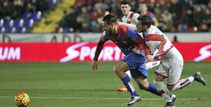 Ghilas disputa un balón con Tito.