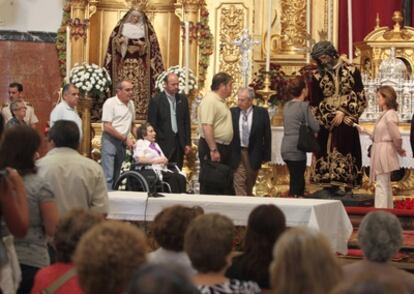 Miles de fieles pasan hoy por el templo sevillano del Gran Poder, para besar la mano de la imagen.