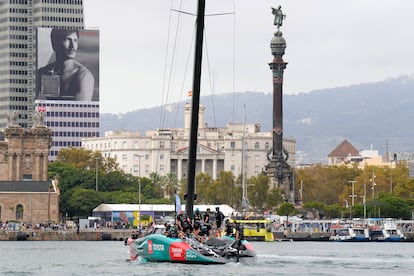 La tripulación del Team New Zealand, de regreso al puerto de Barcelona.