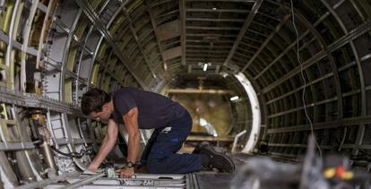 Un operario inspecciona el interior de un avión EFE/Archivo