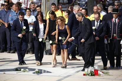 Les autoritats dipositen la seva ofrena en el memorial a les víctimes.