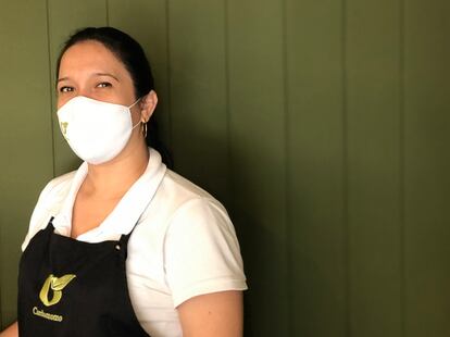 Martha Sánchez se desplazó este lunes de un barrio confinado a uno sin problemas de movilidad para trabajar.