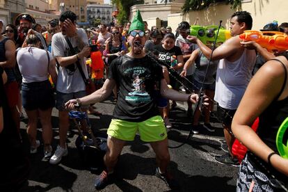 Numerosas personas asisten a la celebración de la tradicional 'Batalla naval de Vallecas ', en la Plaza Vieja de Vallecas, en Madrid, en 2019.