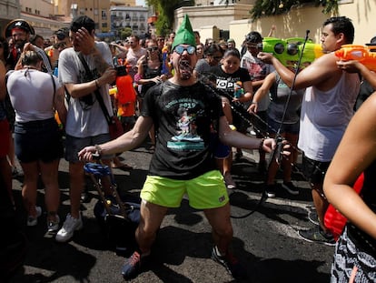 Numerosas personas asisten a la celebración de la tradicional 'Batalla naval de Vallecas ', en la Plaza Vieja de Vallecas, en Madrid, en 2019.