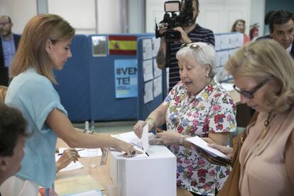 Una afiliada vota en la sede del PP en Salamanca (Madrid), este jueves.