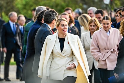 La presidenta de la Junta de Extremadura, María Guardiola, en la Conferencia de Presidentes, en Santander, el 13 de diciembre. Detrás, a la derecha, la presidenta de Baleares, Marga Prohens. Partido Popular, PP, presupuestos autonómicos y presupuestos generales del Estado.