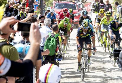 Valverde, al frente del grupo, en acción en el Alpe di Pot con Nibali a su rueda.