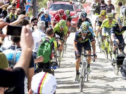 Valverde, al frente del grupo, en acción en el Alpe di Pot con Nibali a su rueda.