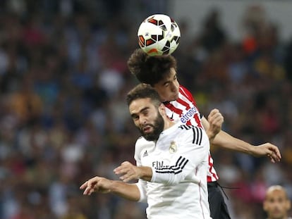 Carvajal lucha por el bal&oacute;n con Unai L&oacute;pez.