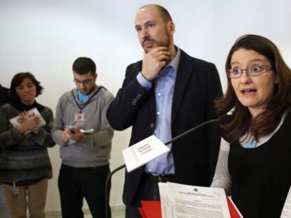 Los diputados Josep Moreno y Mònica Oltra, ayer en los pasillos de las Cortes Valencianas.